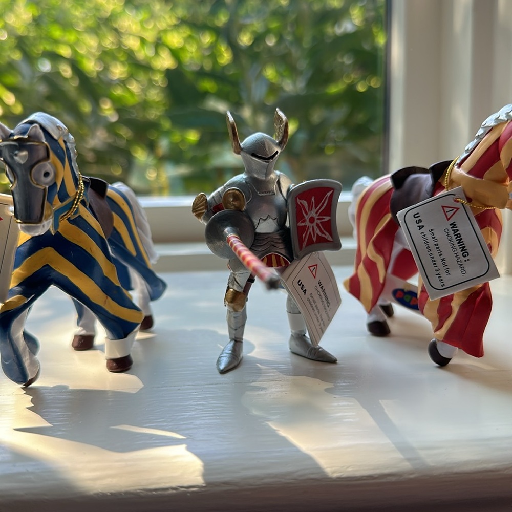 Set of 3 Papo toys -  red knight soldier, and two draped horses - Picture 7 of 7